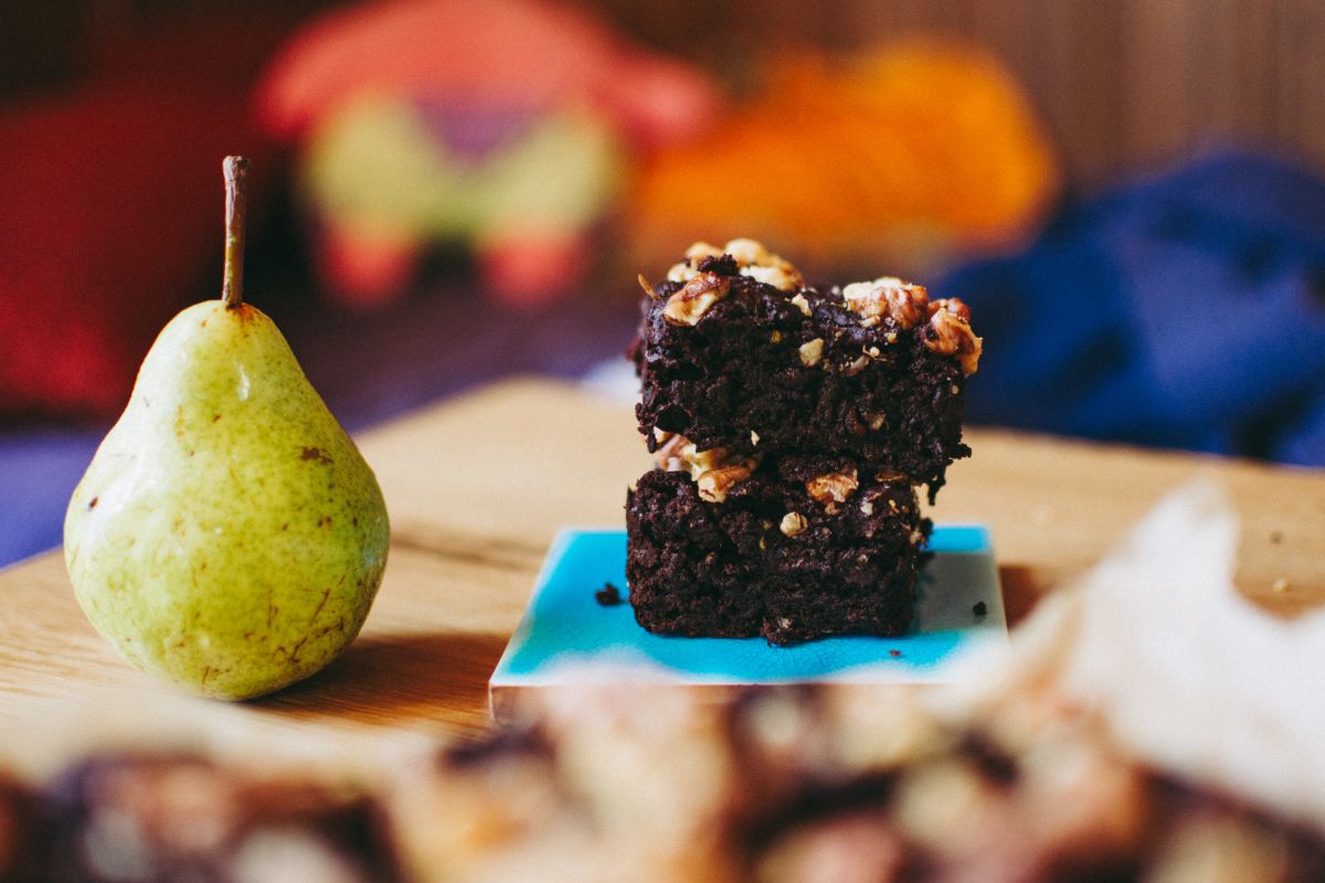 Veganski browniji s hruškami in kokosom