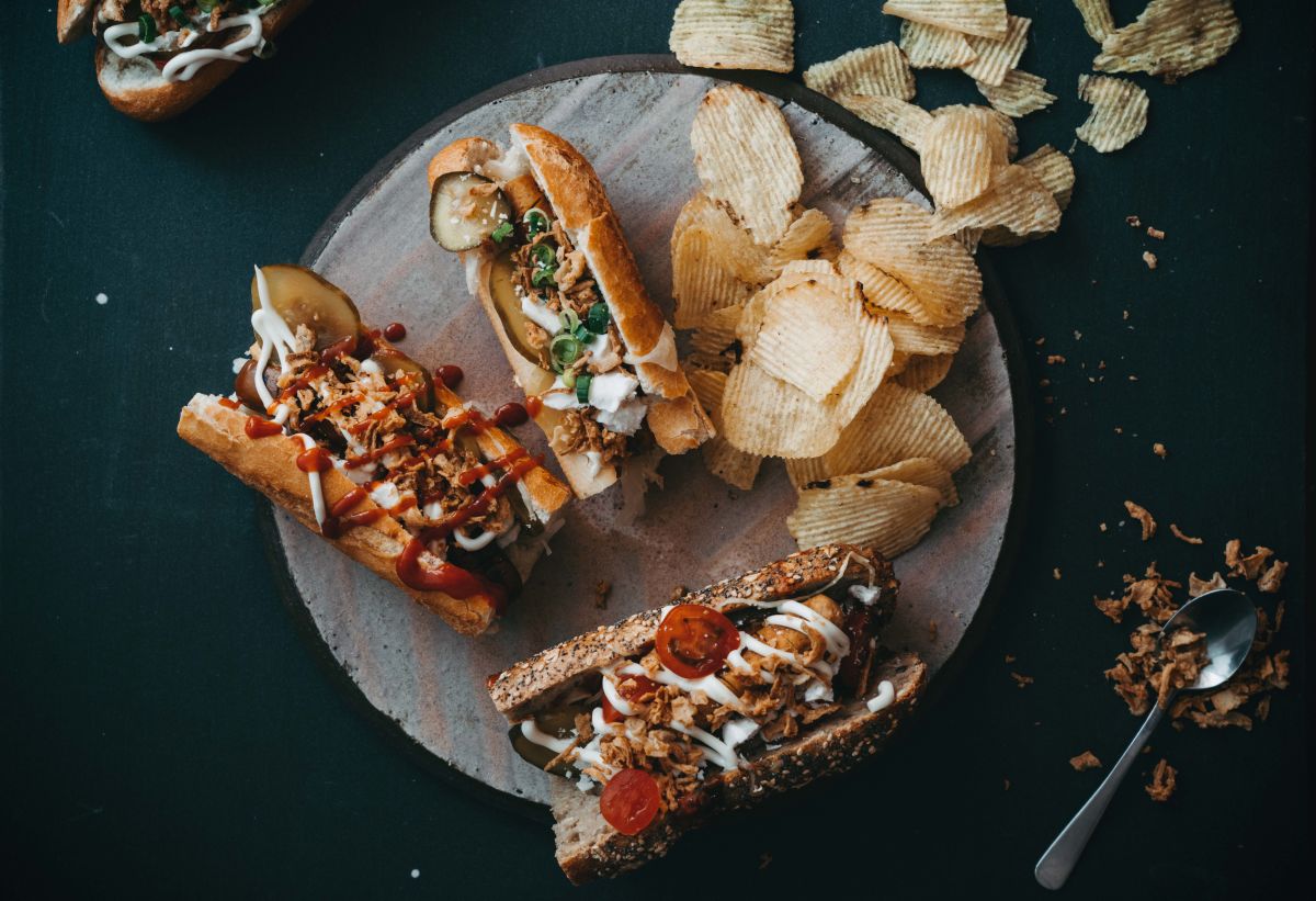 Bogato obloženi veganski hot dogi s čipsom