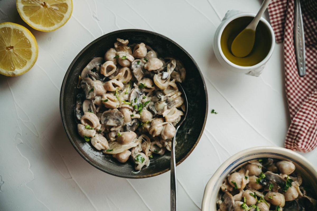 Veganske kremne testenine z gobicami.