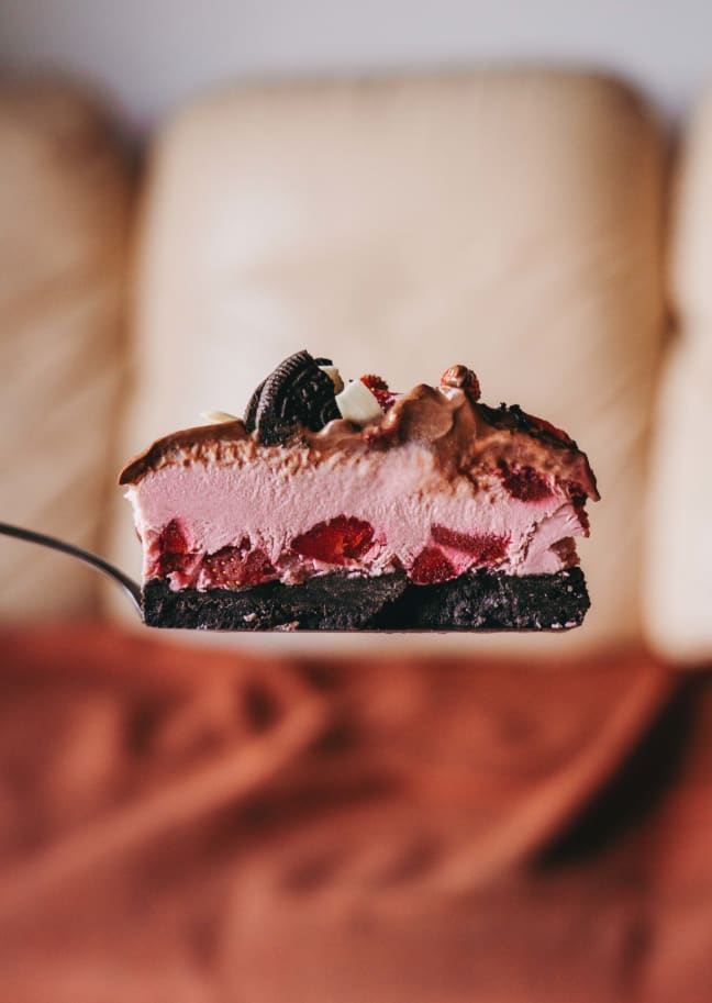 Slastna veganska jagodno-oreo sladoledna torta.