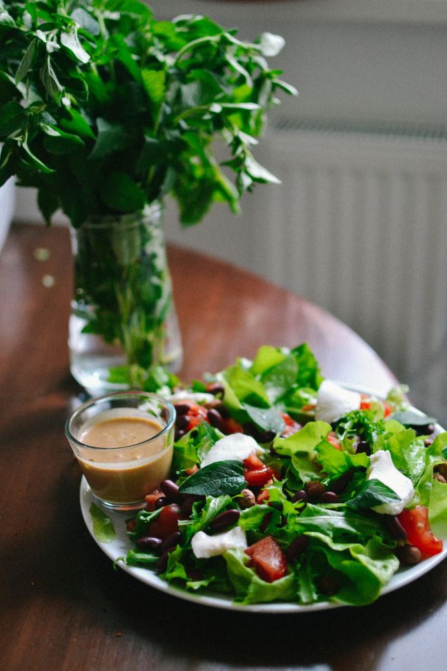 Tamarind solatni preliv skupaj s osvežilno solato