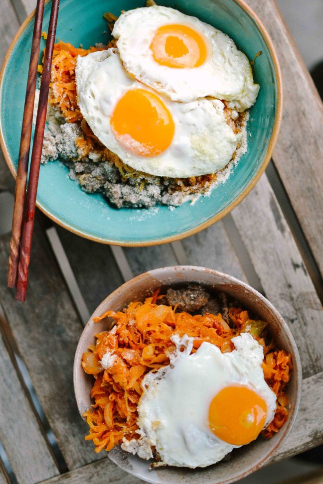 Ajdovi žganci z medenim kislim zeljem postreženi z jajci in parmezanom.