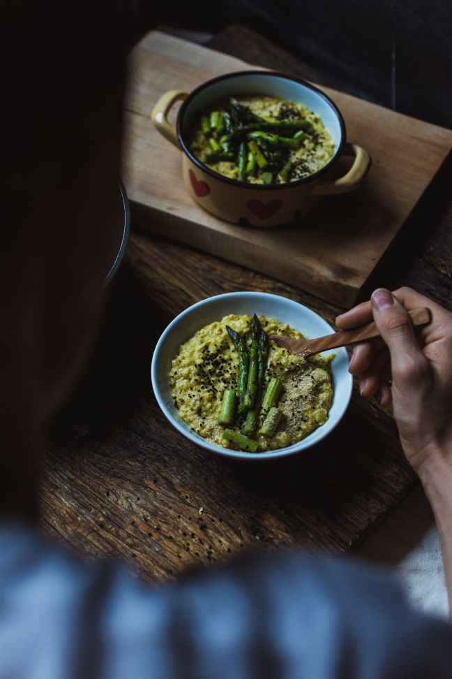 Ovsena kaša s curryjem in šparglji.