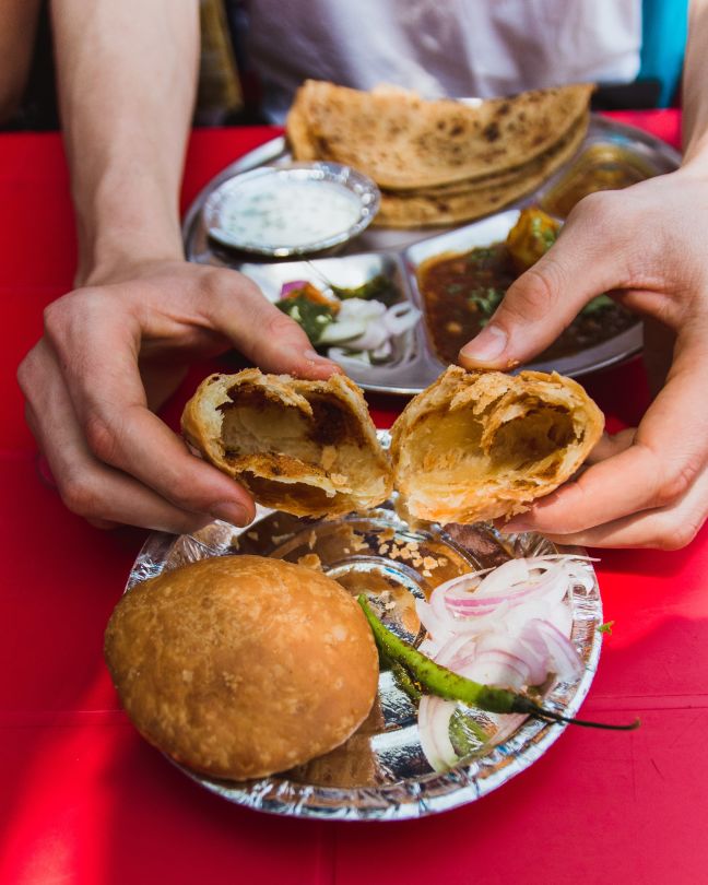 Kachori napolnjen z lečo na ulicah Delhija.
