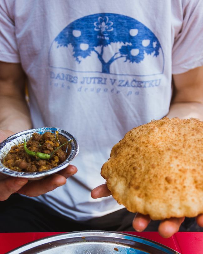 Chole bathure postreženo v Paharganj.