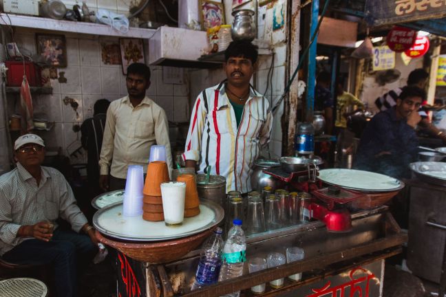 Lassi prodajalec v Paharganj.