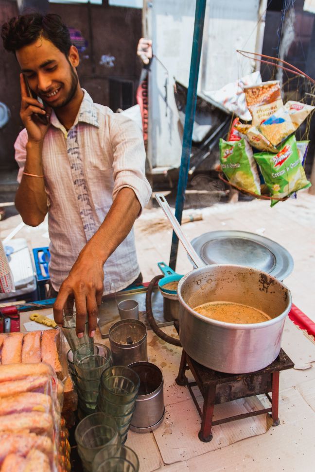 Pripravljanje masala chai v Delhiju.