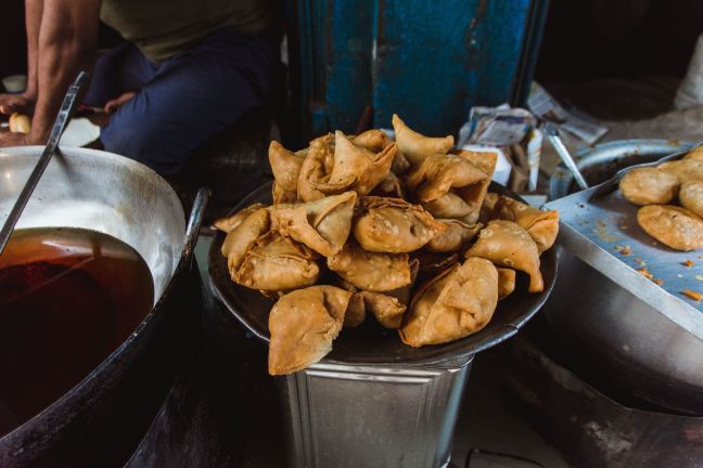 Sveže ocvrte samose v Delhiju.