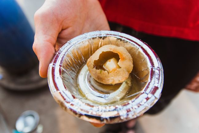 Panipuri v Paharganj postrežen s krompirjem.