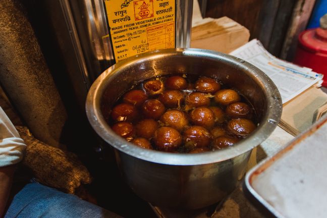 Gualab jamun v sirupu.
