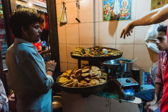 Slastna hrustljava pakora v Delhiju.
