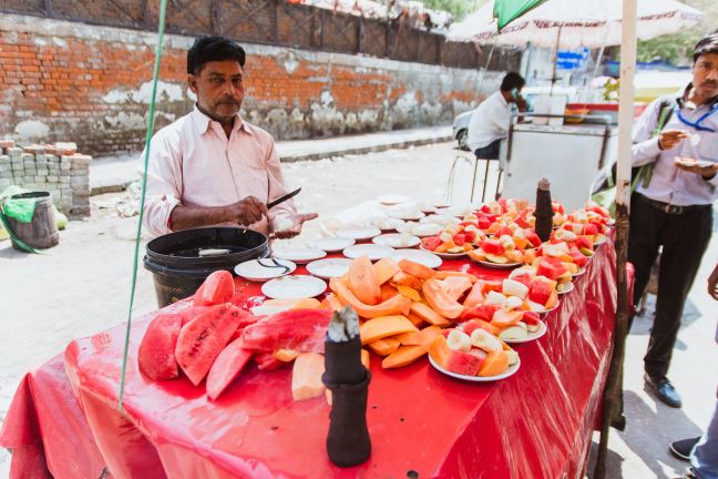 Slastno sveže sadje na ulicah Delhija
