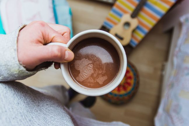 Topla pijača s kokosovim mlekom, chai masala začimbami ter kakavom.