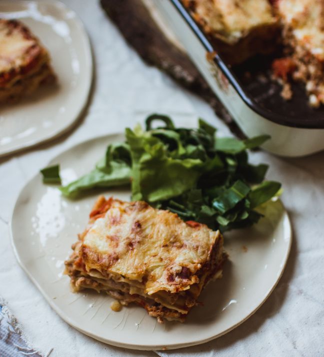 Vegetarijanska lazanja z vegansko opcijo.