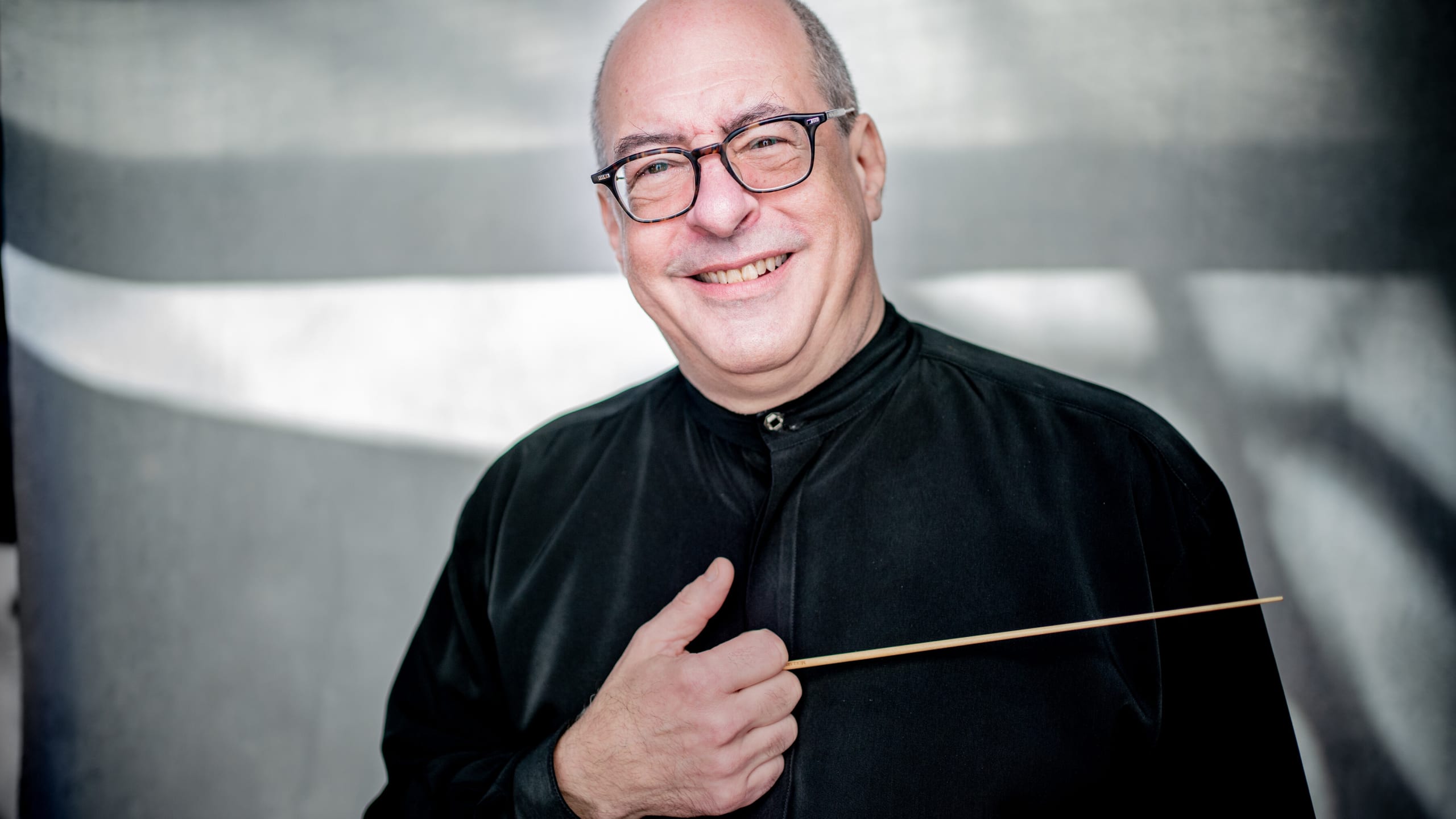 Portrait of Robert Spano holding a baton while holding a baton.