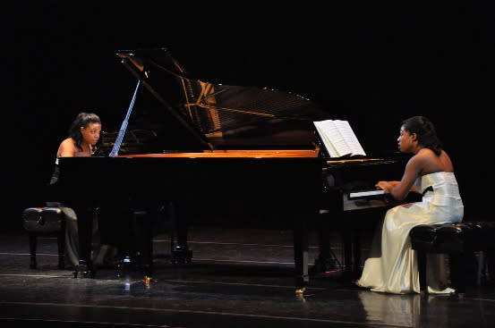 Cann Duo performs together