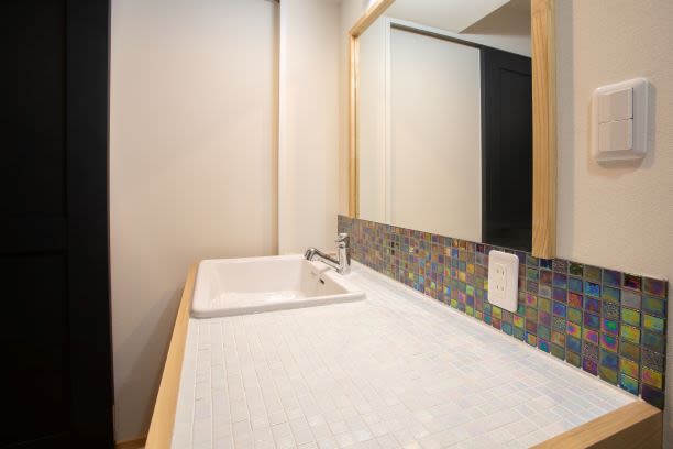 虹色のタイルが個性的 リノベーション造作洗面所編 リノーヴ