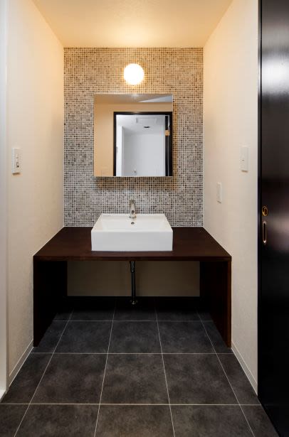 虹色のタイルが個性的 リノベーション造作洗面所編 リノーヴ