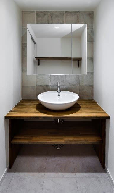 虹色のタイルが個性的 リノベーション造作洗面所編 リノーヴ