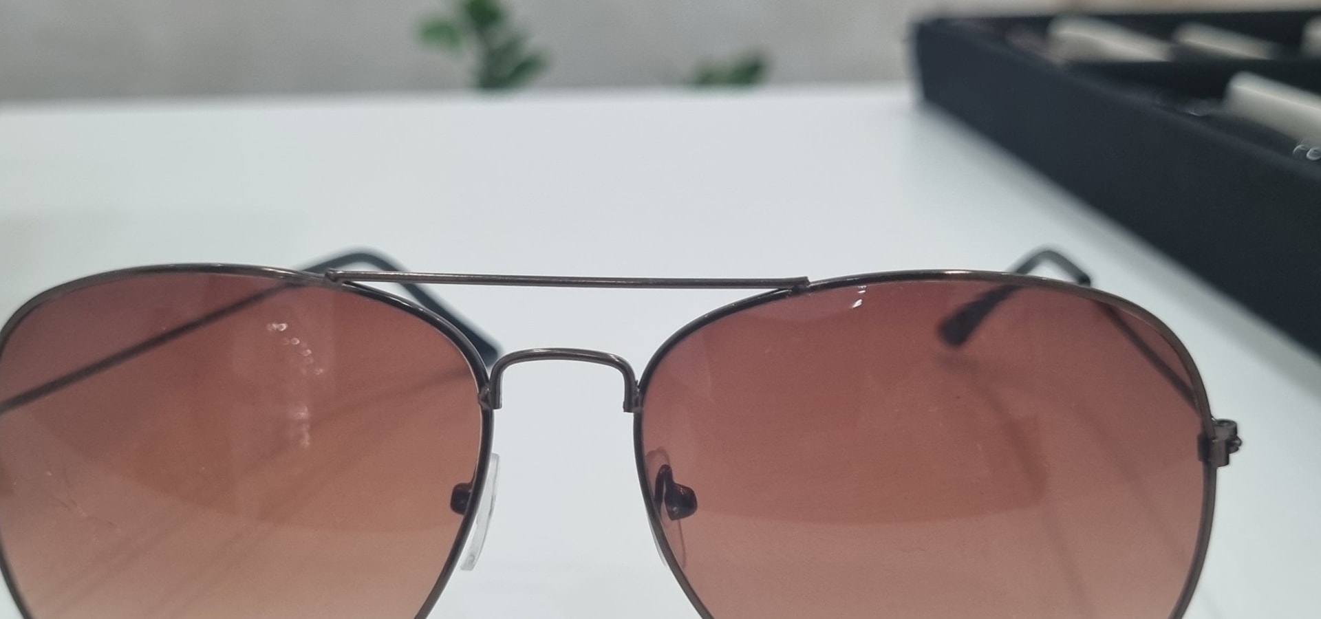 Óculos de sol aviador com lentes marrons