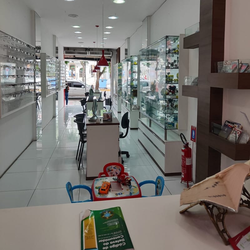 Corredor iluminado com vitrines