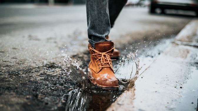 Produk Kulit (Sepatu) dengan genangan air hujan, cara membedakan kulit asli