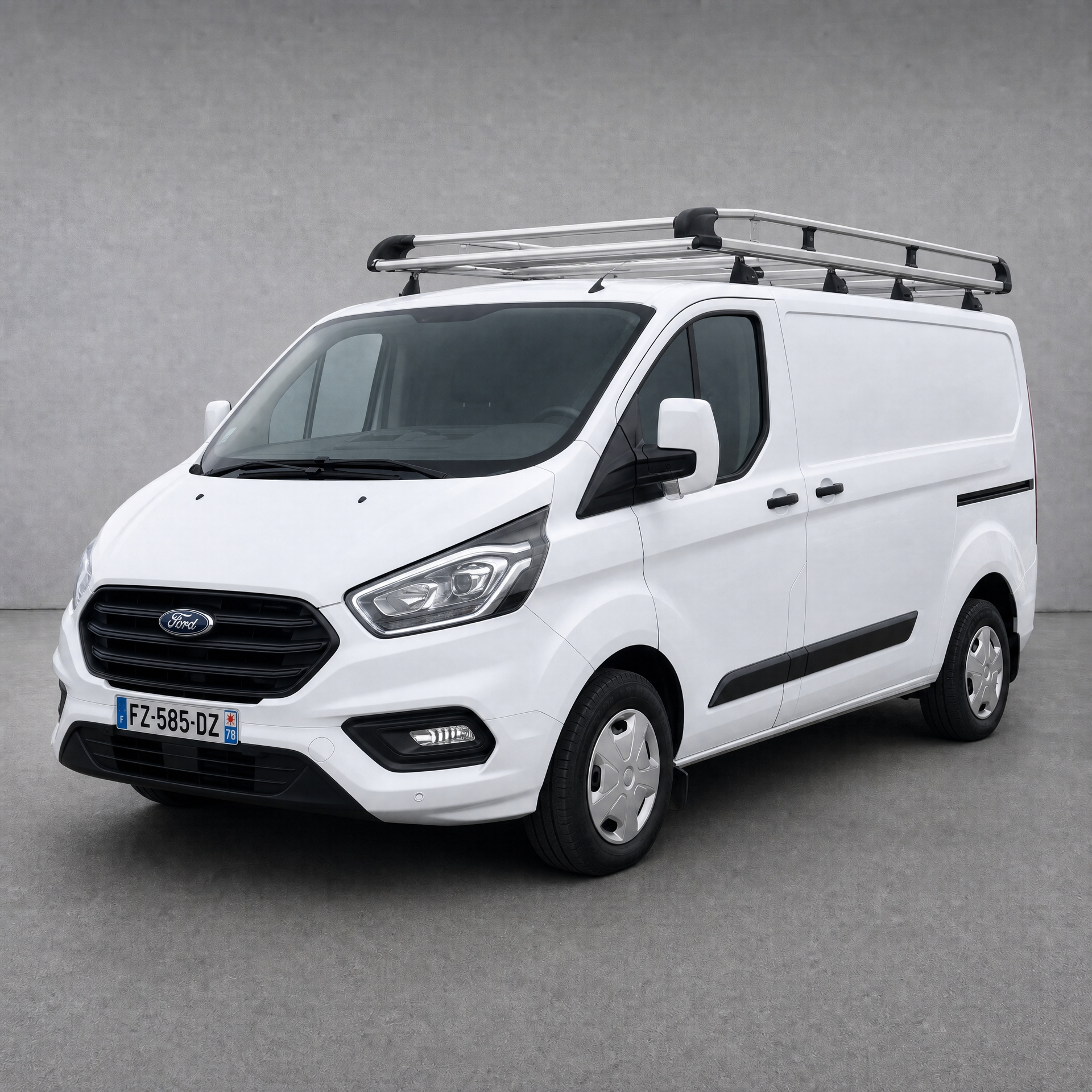 Ford Transit Custom, fourgon compact avec galerie de toit, vue de trois-quarts
