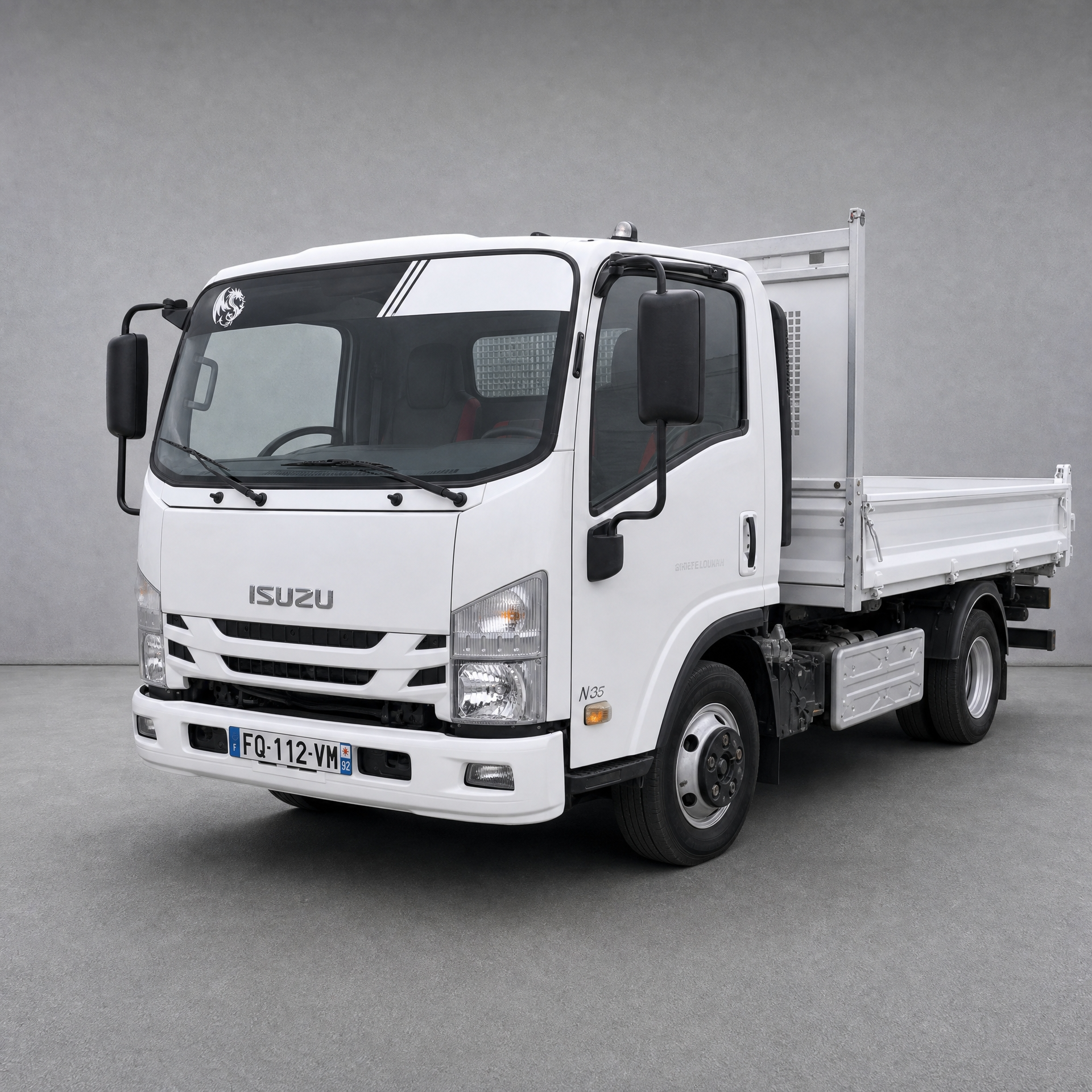 Isuzu N35, camion benne robuste de chantier, cabine avancée, vue trois-quarts