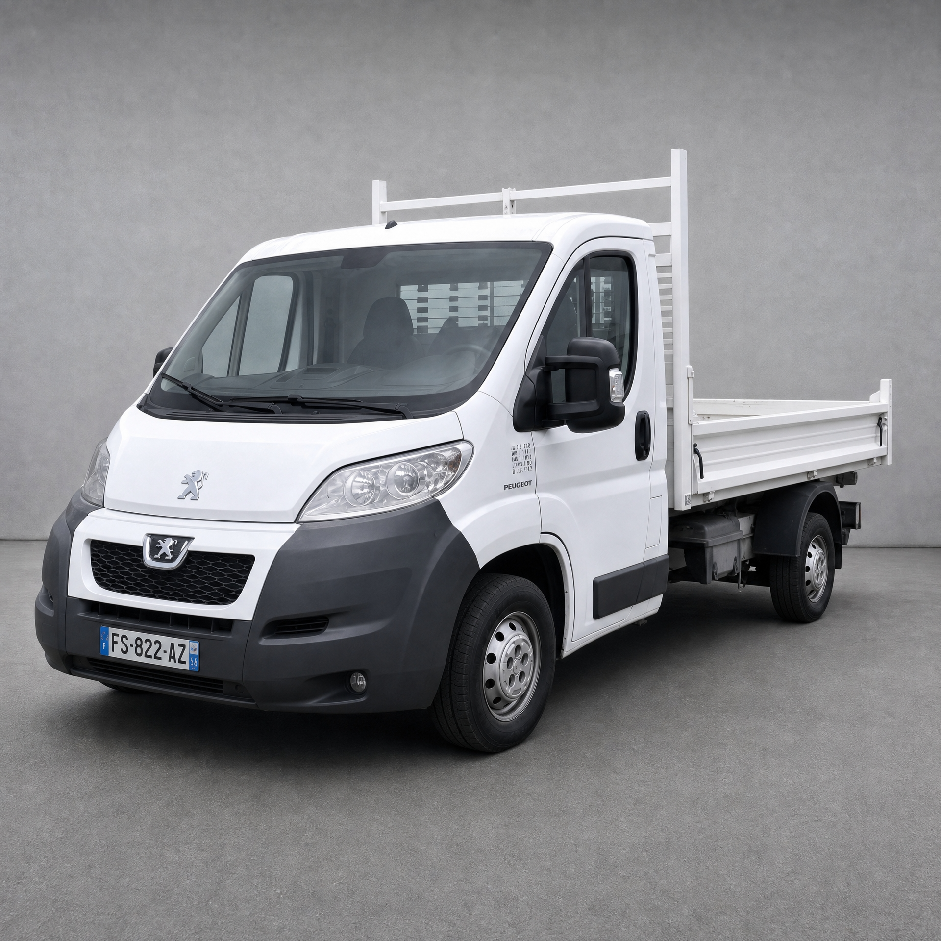Peugeot benne 3,5 tonnes à benne basculante, camion de chantier, vue latérale