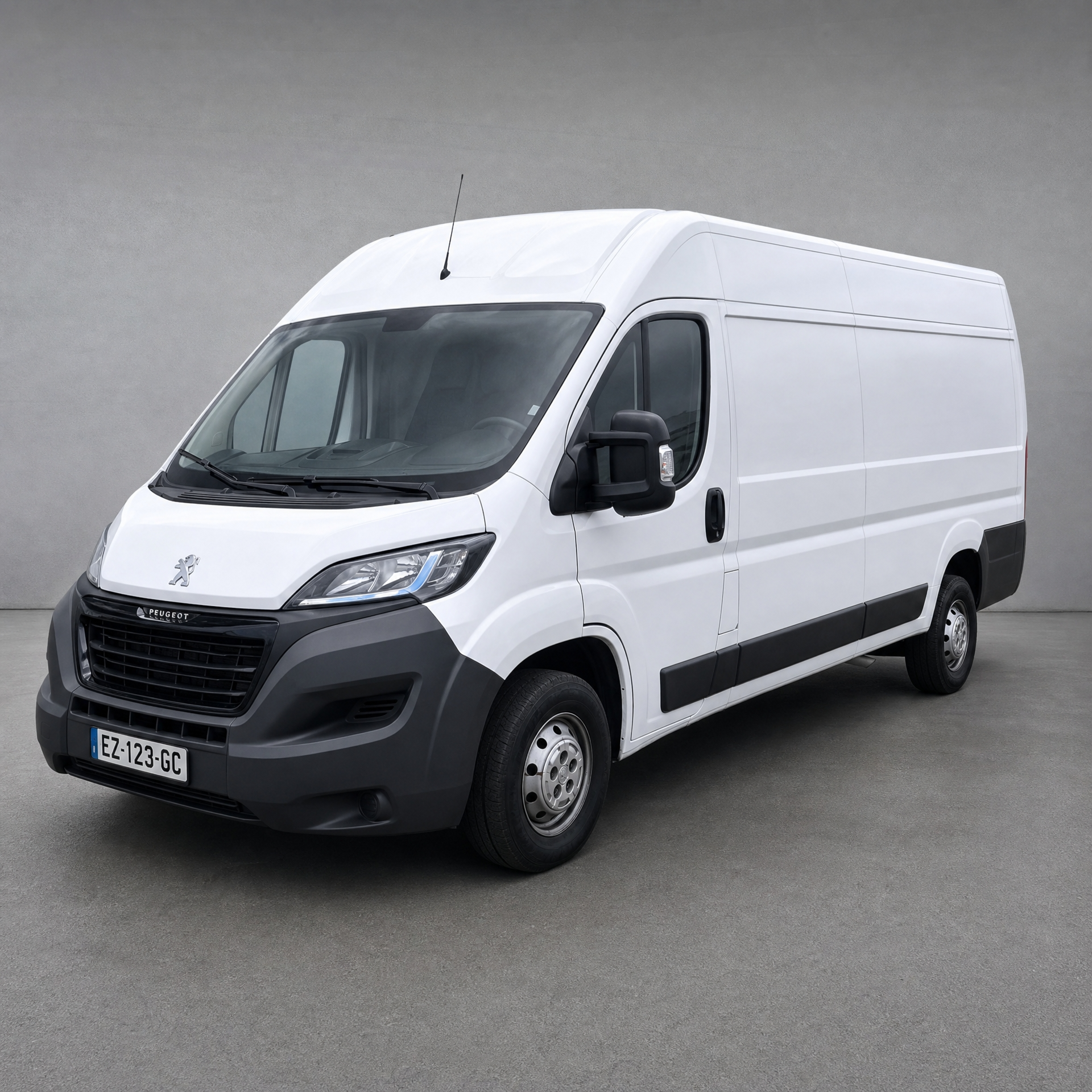 Peugeot Boxer blanc, grand fourgon utilitaire tôlé, vue trois-quarts avant