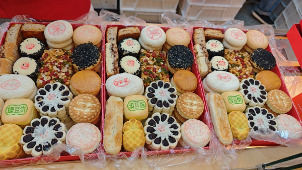 1. 架构是规划，它需要说清楚系统的定位、远景；
2. 架构是标准，它描述了系统组成部分、协同方式，它定义了定位、职责、边界；
3. 架构是使用说明书，它能够回答实际生产过程中的问题；
4. 架构是生产规范，涵盖编码、监控、运维、运营多个领域；
5. 架构是迭代、沉淀而来，切记「放大招」，更要持续投入经营，不能绕问题。