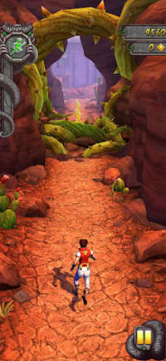 Temple Run 2 1.137.0 – a runner sprints through thorny arches in a red-rock canyon, score 4,560
