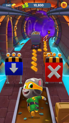 Talking Tom Gold Run 26.5.9.20389 – Tom berkostum pahlawan super bertopeng kuning berlari melewati terowongan bercahaya ungu, kereta tambang, penghalang panah dan X, 540 emas, x8 dan 10.800 poin