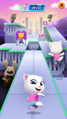 Talking Tom Gold Run 26.5.9.20389 – Race Mode: Angela beratasan merah muda berlari di lintasan abu-abu bertepi hijau sementara Hank, Ginger dan pembalap lain berlari di depan, penghitung 29/55 di atas