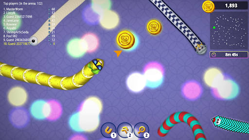 Worms Zone .io 6.31.0 – arena lila penuh cahaya: cacing kuning dan cacing bendera kotak-kotak hitam-putih melesat melewati koin emas, cacing bergaris toska di bawahnya, 1.893 koin, 8m 45s, 102 pemain