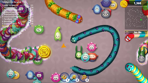 Worms Zone .io 6.31.0 – arena pastel penuh camilan monster kartun: cacing hijau tua kebiruan, cacing nanas dan cacing bergaris permen meliuk melewatinya, 1.360 koin dan timer 3m 18s