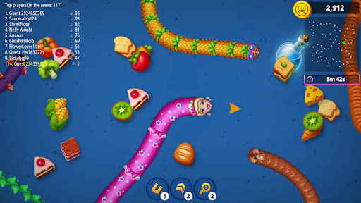 Worms Zone .io 6.31.0 – arena biru: cacing merah muda berwajah bayi dengan empeng, cacing berkulit nanas dan cacing cokelat berkumpul di sekitar botol ramuan biru, roti panggang dan brokoli, 2.912 koin, 117 pemain