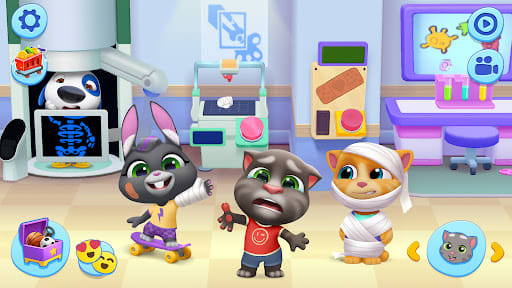 My Talking Tom Friends 26.5.10.25510 – consultório: Hank em pé numa máquina de raio-X, Becca com o braço enfaixado em cima de um skate, Tom assustado e Ginger enrolado em ataduras da cabeça aos pés