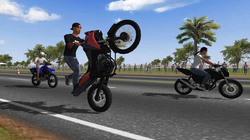Moto Wheelie 3D 0.122 – rider berkaus hitam dan topi terbalik berdiri di footstep sambil standing panjang dengan motor naked merah hitam di lintasan berpagar, penonton di balik pembatas, motor biru dan pohon palem di latar