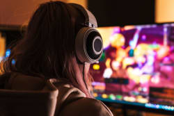image femme dans le esport