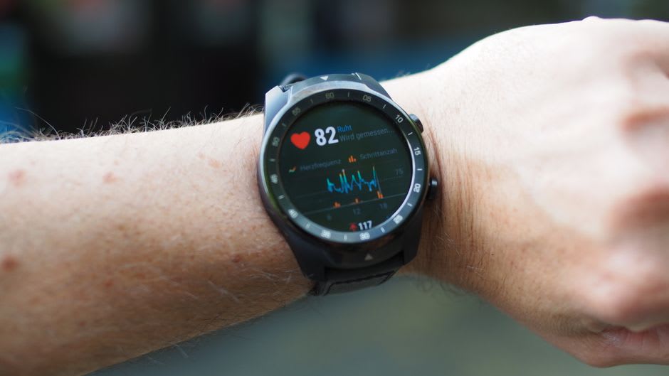 Smartwatch op pols met hartslagmeting van 82 slagen per minuut