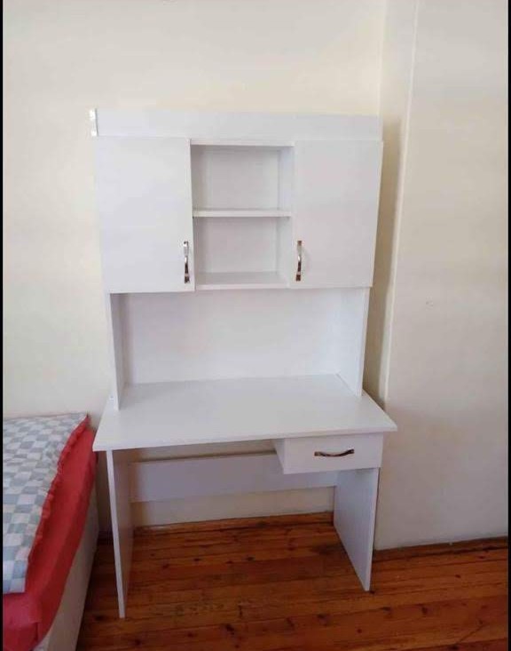 Modern ve Ergonomik Çalışma Masası