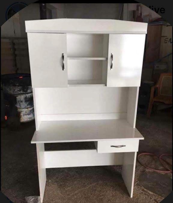 Modern ve Ergonomik Çalışma Masası