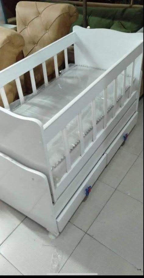 Konforlu ve Ergonomik Sallanır Bebek Beşiği