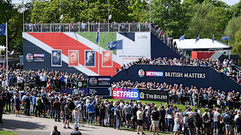 Crowds flood the 1st tee and 18th green