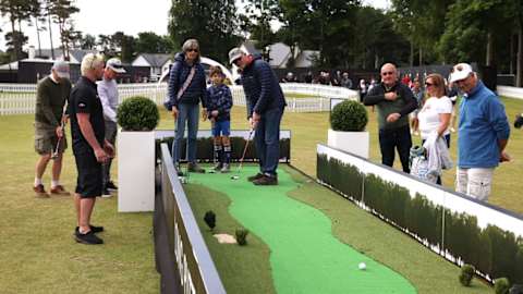 Fans tackling the long putting challenge 