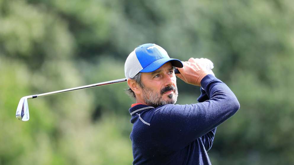 Jean van de Velde watches his shot closely