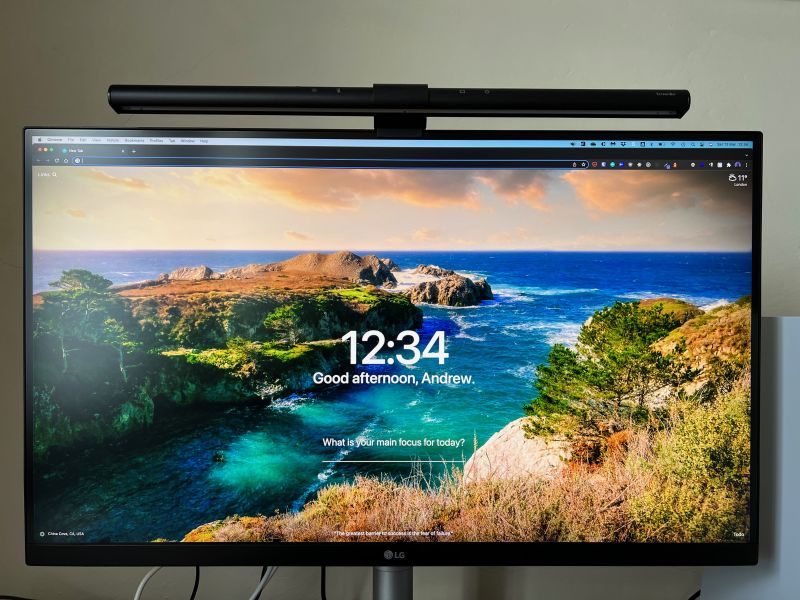 https://res.cloudinary.com/d74fh3kw/image/upload/c_scale,w_800/v1647099496/benq-screenbar-real-world_nqhywq.jpg
