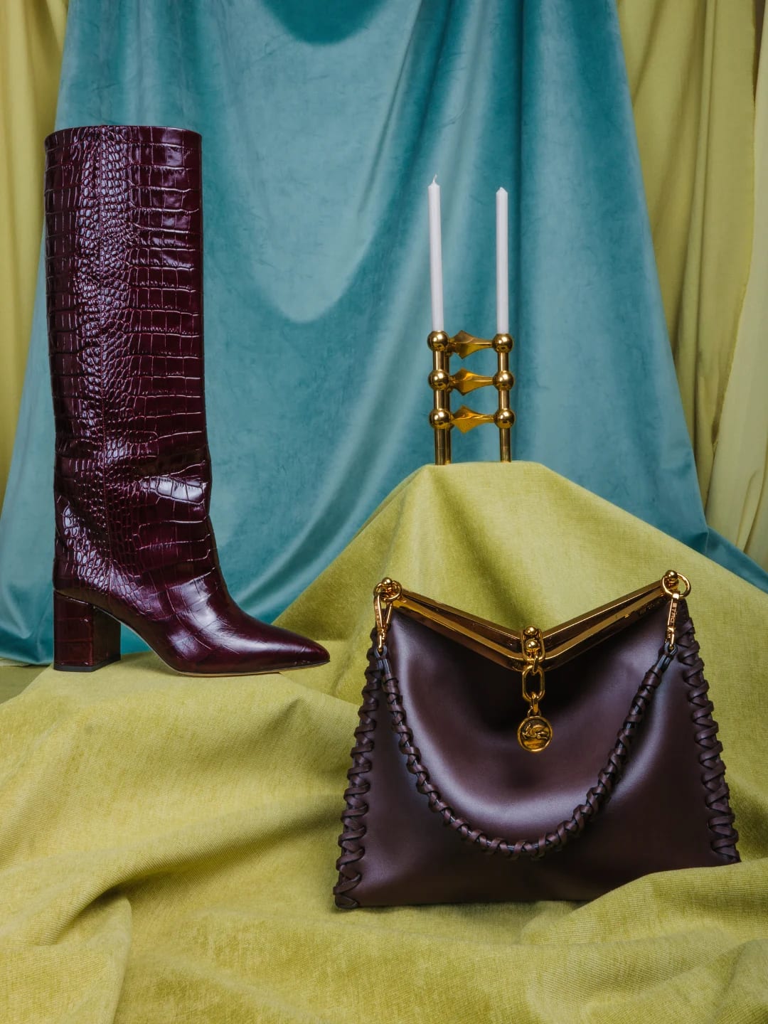 Tasche von Etro, Stiefel von Paris Texas, Kerzenständer von Stoff Nagel