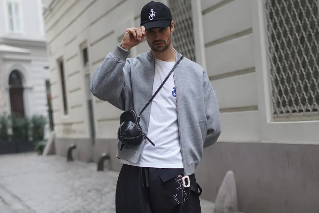 Model Simon tr&auml;gt einen All-Over-Look von JW Anderson